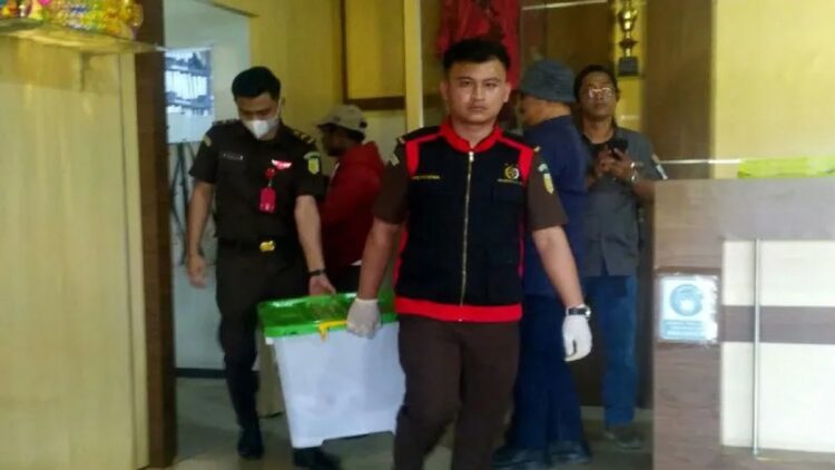 Terkait Dugaan Korupsi Sentra Kopi, Kejari Solsel Angkut 49 Dokumen dari Disperindagkop 1 Tim penyidik dari Kejaksaan Negeri Solok Selatan membawa dokumen yang disita dari Dinas Perindustrian, Perdagangan, Koperasi dan UKM Solok Selatan munggunakan satu box. (Antara/Erik)