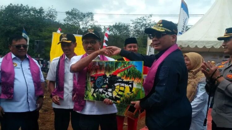 Wakil Menteri Pertanian Harvick Hasnul Qolbi menyerahkan bantuan alinstan kepada Bupati Solok Selatan Khairunas secara simbolis saat melakukan kunjungan ke Kabupaten Solok Selatan, Rabu. (Antara/Erik IA)