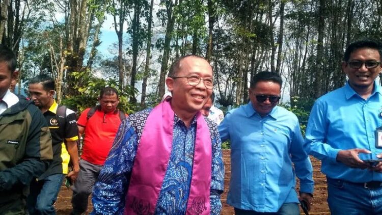 Berbiaya Besar, Pemerintah Lelang Proyek Geothermal di Nagekeo NTT 1 Direktur Panas Bumi Kementerian Energi Sumber Daya Mineral Indonesia Harris saat berkunjung ke Solok Selatan dan menyaksikan penanaman sorgum oleh Wakil Menteri Pertanian Harvick Hasnul Qolbi di Padang Aro, Rabu. (Antara/Erik IA)