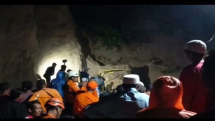 Proses pencarian korban tertimbun tanah longsor. (Antara/HO-Dok BPBD Agam)