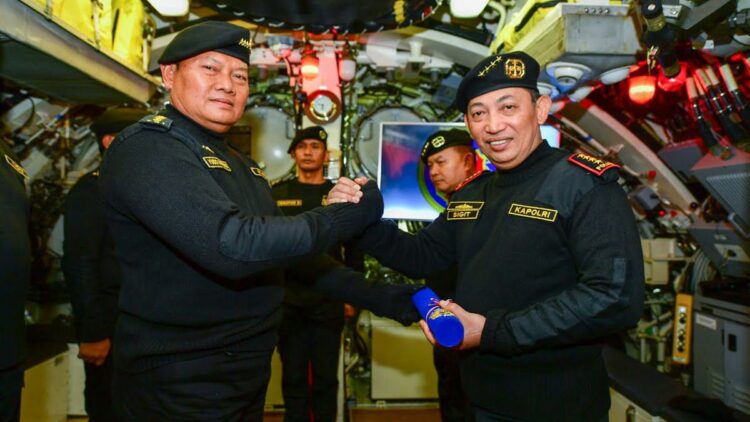 Disematkan Brevet Hiu Kencana TNI AL, Kapolri: Kekuatan Sinergitas 1 Kapolri dapat brevet biru dari Angkatan Laut