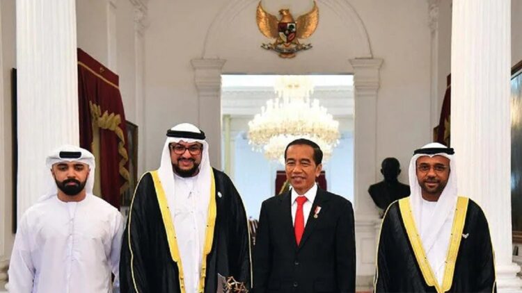 Presiden Joko Widodo menerima Penghargaan Perdamaian Internasional Imam Hasan bin Ali Tahun 2022 dari Abu Dhabi Forum Peace Award yang diserahkan langsung oleh Sekretaris Jenderal Forum Perdamaian Abu Dhabi Cheikhna Abdallah AlSheikh AlMahfodh Bin Bayah di Istana Merdeka, Jakarta, Senin (7/11/2022). (ANTARA/HO-Biro Pers Setpres/am)