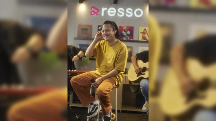 Resso Studio Live Tampilkan 5 Musisi Muda Berbakat, Bawakan Lagu Andalan Versi Akustik 1 Rizki Febian tampil dalam Resso Studio Live kali ini. (Resso)