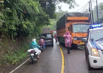 Motor Hantam Truk di Jalur Bukittinggi-Medan, Tiga Luka Parah 17 Satlantas Polresta Bukittinggi melakukan pengamanan di lokasi kecelakaan.