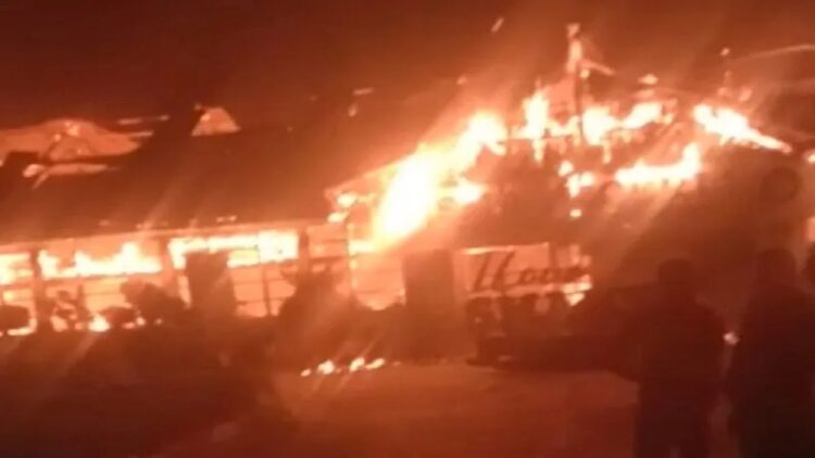 Kondisi SMAN 1 2x11 Enam Lingkung, Kabupaten Padangpariaman, Sumbar yang terbakar Minggu (6/11) dini hari. (ANTARA/tangkapan layar)