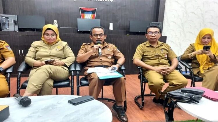 Kepala Dinas PUPR Padang Tri Hadiyanto (tiga dari kanan) memberikan keterangan kepada wartawan di Padang, Selasa. (Antara/Ikhwan Wahyudi)