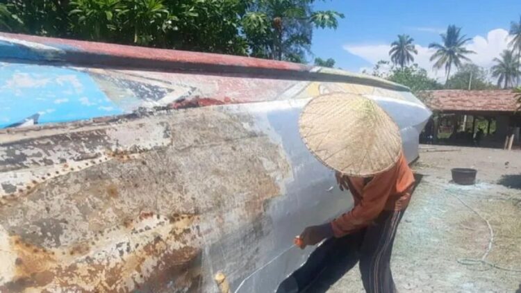 Proses pemasangan serat fiber terhadap kapal  nelayan di Kota Pariaman, Sumbar. (ANTARA/Aadiaat M.S)