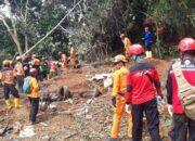TRC Semen Padang Lakukan Pencarian 14 Korban Gempa di Warung Sate Shinta Kampung Cugenang