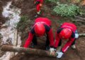 TRC Semen Padang membersihkan kayu dari longsor pasca gempa Cianjur