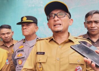 Wali Kota Padang Hendri Septa saat berkunjung ke Pasar Nanggalo dan mengecek stok beras.
