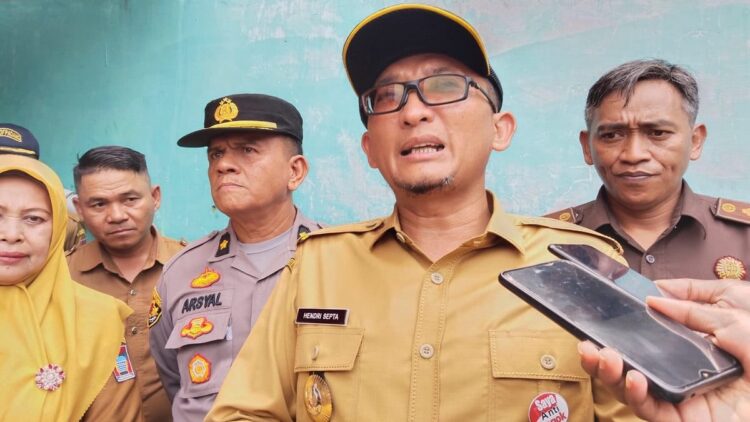 Wali Kota Padang Hendri Septa saat berkunjung ke Pasar Nanggalo dan mengecek stok beras.