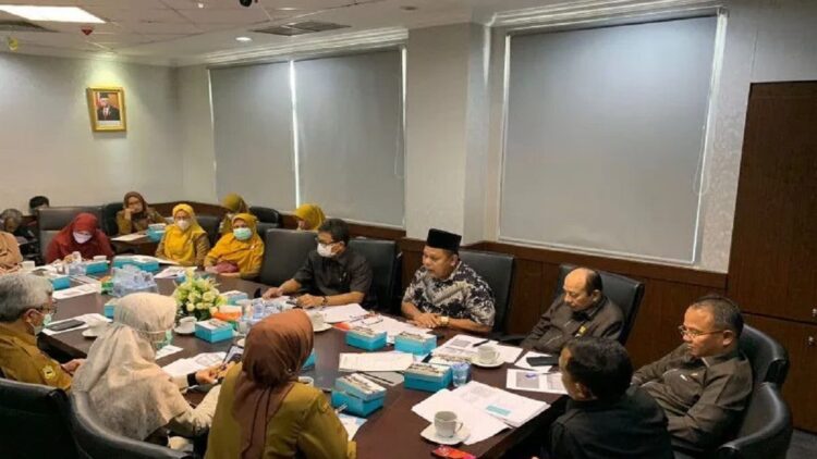 Komisi V DPRD Sumbar menggelar rapat dengar pendapat Dinas Kesehatan Sumbar, sejumlah rumah sakit di bawah Pemprov Sumbar, BBPOM soal kasus gagal ginjal akut (ANTARA/ Mario Sofia Nasution)