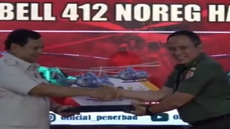 Perkuat Sistem Pertahanan Udara, Prabowo Serahkan 2 Helikopter ke Pusat Penerbangan TNI AD 1 Menteri Pertahanan (Menhan) RI Prabowo Subianto menyerahkan dua helikopter kepada Pusat Penerbangan TNI Angkatan Darat. (Istimewa)