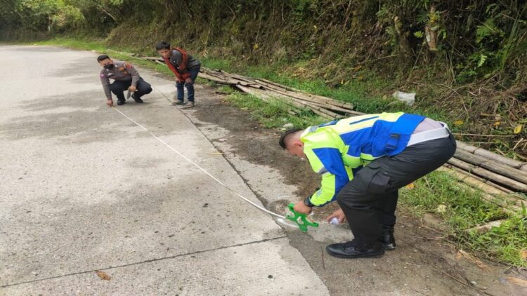 Satlantas Polres Solok melakukan olah TKP kasus lakalantas. (Istimewa)