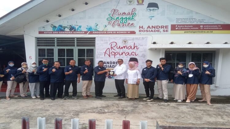 Kunjungi Padang, Rombongan Setjen DPR RI Apresiasi Kinerja Rumah Aspirasi Andre Rosiade 1 Kepala Biro Keuangan Sekretariat Jenderal DPR RI Rahmad Budiaji menyerahkan cenderamata ke pengelola Rumah Aspirasi Andre Rosiade, Joni Rusjan dan Nurhaida, Selasa (1/11/2022). (radarsumbar.com)