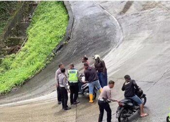 Aksi Personel Ditlantas Polda Sumbar Tolong Pengendara Jatuh di Sitinjau Lauik Tuai Pujian