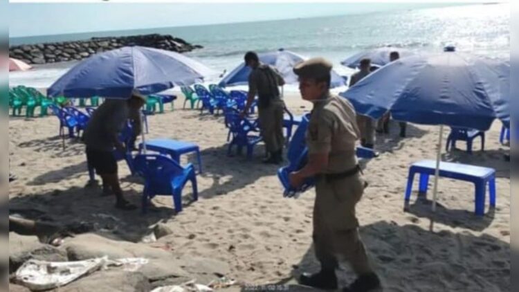 Tim gabungan menertibkan PKL yang masih nekat berjualan di sepanjang Pantai Muaro Lasak hingga Muaro Padang. (Istimewa)