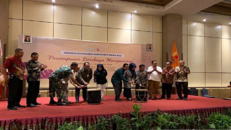 Badan Pengawas Pemilu (Bawaslu) melakukan "kick off" pendidikan partisipatif pengawasan pada tahun 2022 dengan mengambil tema Perempuan Berdaya Pengawasan. (ANTARA/ Mario Sofia Nasution)