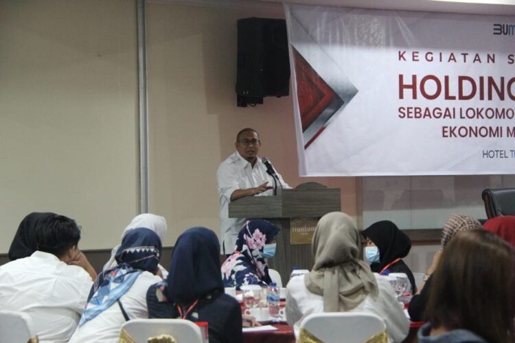 Anggota DPR RI asal Sumbar Andre Rosiade membuka Kegiatan Sosialisasi Holding BUMN sebagai Lokomotif Kebangkitan Ekonomi Masa Depan, di Hotel Truntum Padang, Selasa (8/11/2022). (Istimewa)