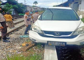 Terobos Perlintasan tanpa Palang Pintu, Mobil CRV Dihantam Kereta Api di Padang
