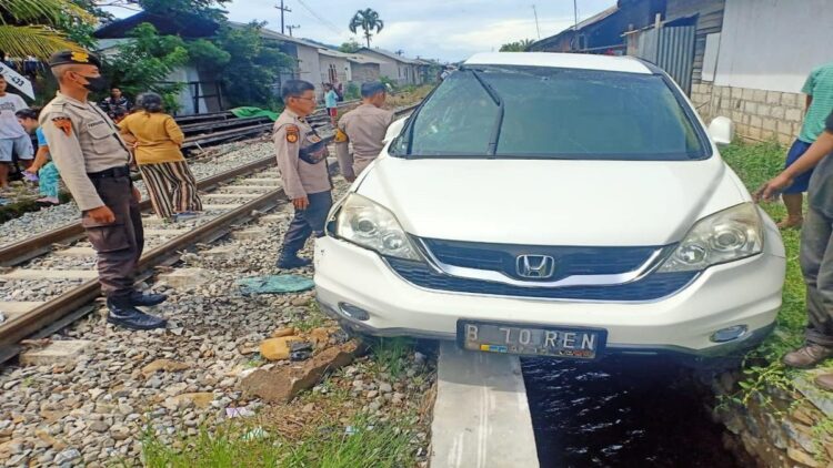 Terobos Perlintasan tanpa Palang Pintu, Mobil CRV Dihantam Kereta Api di Padang 1 Mobil CRV ini ringsek usai ditabrak kereta api. (Istimewa)
