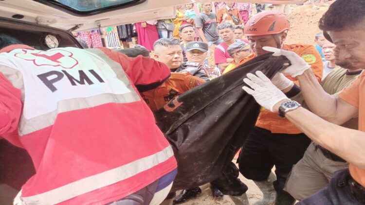 Satu Lagi Korban Tertimbun Longsor di Agam Ditemukan Meninggal 1 Tim gabungan menemukan korban terakhir akibat longsor di Agam. (Istimewa)