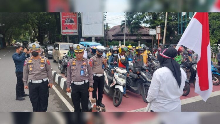 Peringatan Hari Pahlawan unik digelar di Padang dengan melibatkan pengendara di jalan raya. (Istimewa)