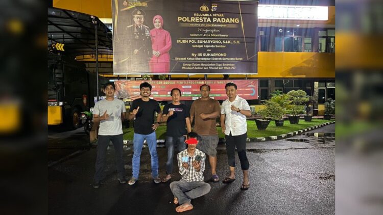 Tuduh Mesum lalu Peras Sepasang Pelajar, Residivis di Padang Diringkus Polisi 1 Polisi meringkus pelaku pemerasan sepasang pelajar di Padang. (Istimewa)