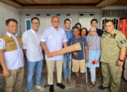 Andre Rosiade Berikan Kaki Palsu untuk Warga Batang Arau Padang