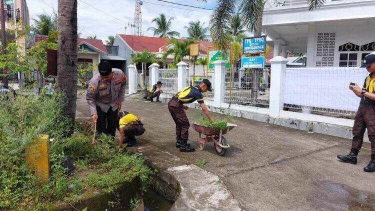 Gelar Jumat Bersih di Masjid Nurussakinah, Polsek Kototongah juga Bagi-bagi Bantuan 1 Kapolsek Kototangah AKP Afrino bersama jajaran membersihkan perkarangan saat kegiatan Jumat Bersih di Masjid Nurussakinah, Kelurahan Lubukbuaya. (Istimewa)