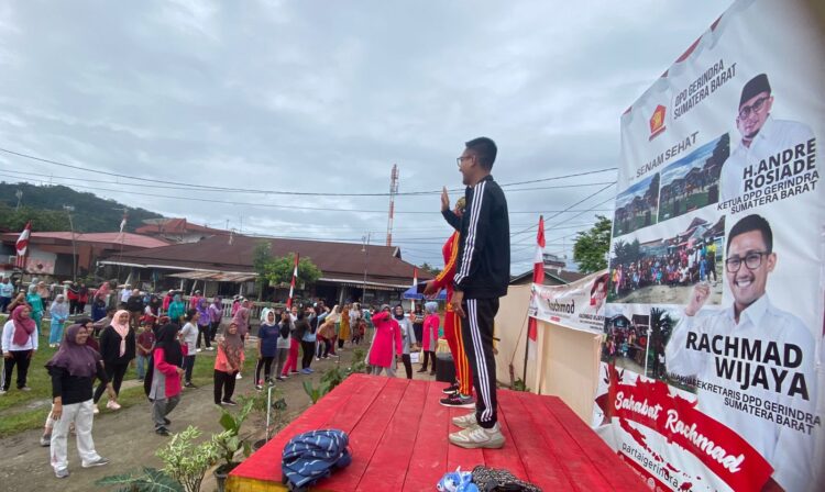 Bakal calon anggota DPRD Padang Rachmad Wijaya menyapa ratusan ibu-ibu peserta senam massal di Ganting, Kelurahan Ganting Parak Gadang, Padang Timur, Kota Padang, Minggu (13/11/2022). (Istimewa)