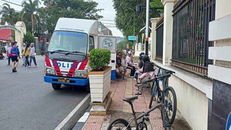 Pelayanan SIM keliling Polresta Padang di salah satu titik Kota Padang. (Istimewa)