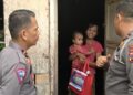 Aksi Perwira Polisi Bagi-bagi Sembako di Pariaman Diapresiasi Warganet