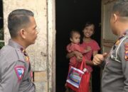 Aksi Perwira Polisi Bagi-bagi Sembako di Pariaman Diapresiasi Warganet