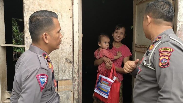Aksi Perwira Polisi Bagi-bagi Sembako di Pariaman Diapresiasi Warganet 1 Dua orang perwira polisi berdinas di Polres Pariaman membagikan sembako untuk warga kurang mampu. (Istimewa)