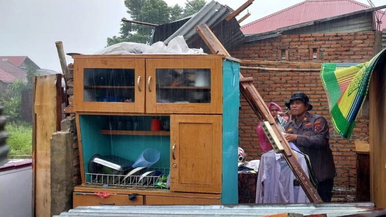 Polsek Kototangah Bantu Perbaiki Rumah Warga yang Rusak Akibat Puting Beliung 1 Kapolsek Kototangah AKP Afrino bersama jajaran membantu warga memperbaiki rumah yang rusak akibat puting beliung. (Istimewa)