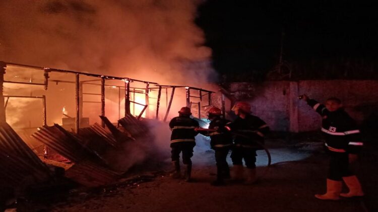 Petugas Damkar Padang berjibaku memadamkan api. (Istimewa)