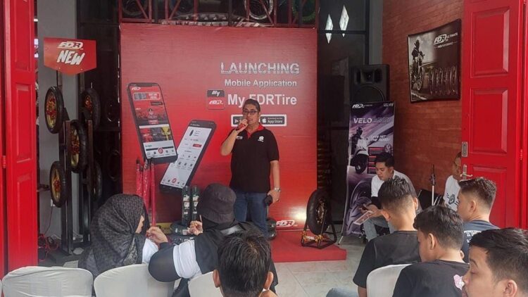 Direktur PT Hasta Raya Sumbar, Heri Elizar saat peluncuran produk ban FDR. (Istimewa)