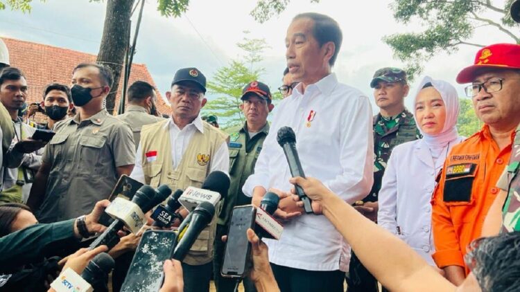 Presiden Joko Widodo meninjau langsung lokasi terdampak gempa bumi di Kecamatan Cugenang, Kabupaten Cianjur, pada Selasa, 22 November 2022. (Biro Pers, Media, dan Informasi Sekretariat Presiden)