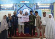 Di Mushalla Nur Islah Simpang Haru, Andre Rosiade Beri Bantuan dan Dengar Curhat Pedagang