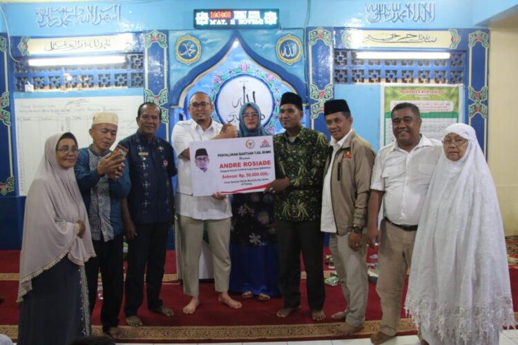 Di Mushalla Nur Islah Simpang Haru, Andre Rosiade Beri Bantuan dan Dengar Curhat Pedagang 1 Anggota DPR RI asal Sumbar H Andre Rosiade berkunjung ke Mushalla Nur Islah, Kelurahan Sawahan Timur, Padang Timur dan memberikan bantuan. (Istimewa)