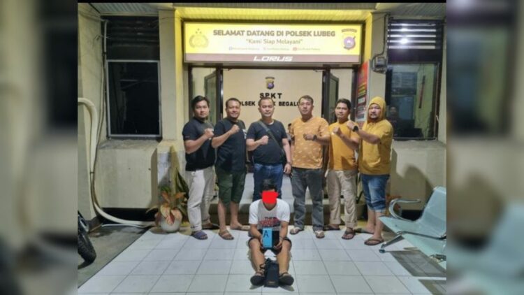 Curi Tas Berisi Uang Rp10 Juta, Seorang Nelayan Diciduk Polisi di Padang 1 Polisi menangkap nelayan yang mencuri tas berisi uang. (Istimewa)