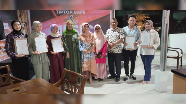 Pembina Sumbar Talenta Vita Gamawan dan Joni Rusjan mewakili anggota DPR RI Andre Rosiade berfoto bersama dengan anggota Sumbar Talenta usai menerima penghargaan dari Stichting Tong Tong Den Haag. (Istimewa)