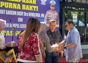 Masuki Masa Pensiun, Dirlantas Polda Sumbar Beri Kejutan Dua Personelnya