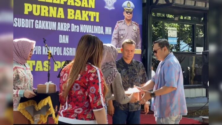 Masuki Masa Pensiun, Dirlantas Polda Sumbar Beri Kejutan Dua Personelnya 1 Dirlantas Polda Sumbar Kombes Pol Hilman Wijaya memberikan kejutan untuk dua personelnya yang pensiun. (Istimewa)