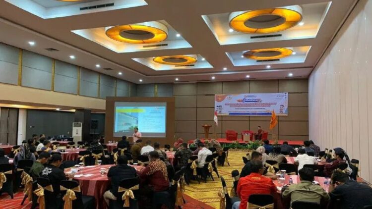 Komisioner Bawaslu Sumbar Muhammad Khadafi sosialisasikan pengawasan partisipatif oleh masyarakat di salah satu hotel di Padang (ANTARA)