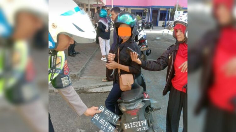 Seorang pengendara di Padang diamankan karena menggunakan pelat nomor palsu untuk menghindari tilang elektronik. (Istimewa)