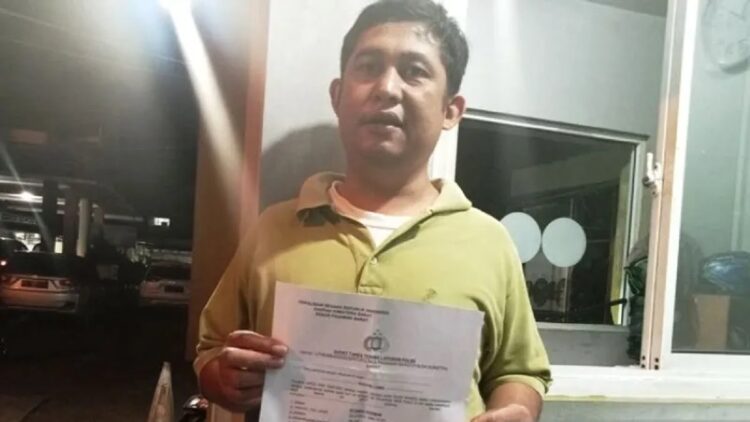 Seorang perawat pembantu RSI Ibnu Sina Pasaman Barat Syunika Rahman (37) saat memperlihatkan bukti laporan polisi terhadap seorang dokter spesialis bedah yang diduga menganiayanya. (ANTARA/Altas Maulana)