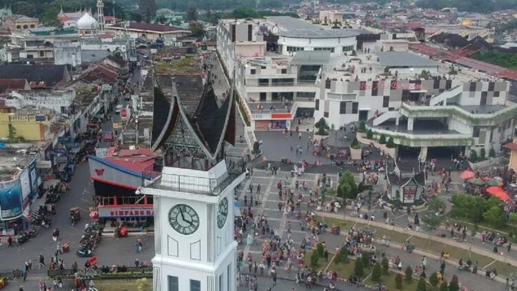 Jam Gadang Kota Bukittinggi, daerah ini akan menggelar Pameran Dagang dan Industri (Pedati) yang menjadi pagelaran seni budaya dan ekonomi terbesar untuk memeriahkan Hari Jadi Kota (HJK) ke-238. (ANTARA/Iggoy el Fitra)