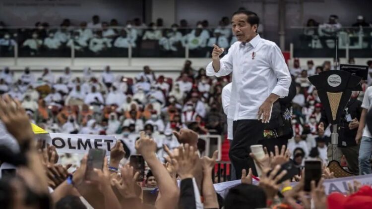 Jokowi Sebut Sosok Pemimpin Rambut Putih seperti Prabowo, Ganjar dan Hatta Rajasa 1 Presiden Joko Widodo menyapa relawan saat menghadiri acara Gerakan Nusantara Bersatu: Satu Komando Untuk Indonesia di Stadion Utama Gelora Bung Karno, Jakarta, Sabtu (26/11/2022). (ANTARA FOTO/Aprillio Akbar/nym)
